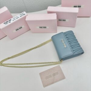 【AT2636】miumiuのカウンターで最新の人気アイテムが登場！クラシックなプレス加工とエンボス加工のデザインで、上質な輸入小羊革を使用しており、柔らかくて滑らかな素材感が特徴です。細部までこだわった丁寧な仕上げが魅力的です。