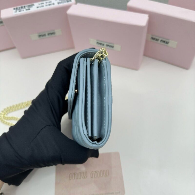 【AT2636】miumiuのカウンターで最新の人気アイテムが登場！クラシックなプレス加工とエンボス加工のデザインで、上質な輸入小羊革を使用しており、柔らかくて滑らかな素材感が特徴です。細部までこだわった丁寧な仕上げが魅力的です。