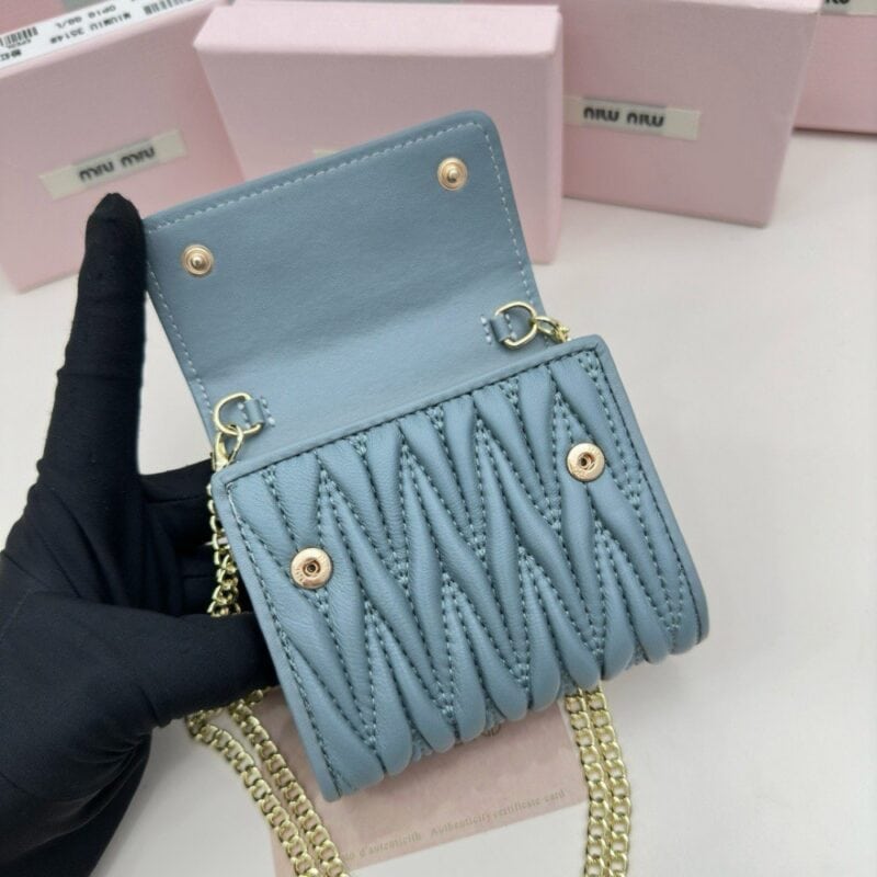 【AT2636】miumiuのカウンターで最新の人気アイテムが登場！クラシックなプレス加工とエンボス加工のデザインで、上質な輸入小羊革を使用しており、柔らかくて滑らかな素材感が特徴です。細部までこだわった丁寧な仕上げが魅力的です。