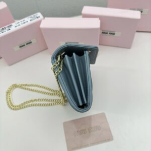 【AT2636】miumiuのカウンターで最新の人気アイテムが登場！クラシックなプレス加工とエンボス加工のデザインで、上質な輸入小羊革を使用しており、柔らかくて滑らかな素材感が特徴です。細部までこだわった丁寧な仕上げが魅力的です。