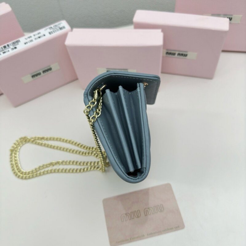 【AT2636】miumiuのカウンターで最新の人気アイテムが登場！クラシックなプレス加工とエンボス加工のデザインで、上質な輸入小羊革を使用しており、柔らかくて滑らかな素材感が特徴です。細部までこだわった丁寧な仕上げが魅力的です。