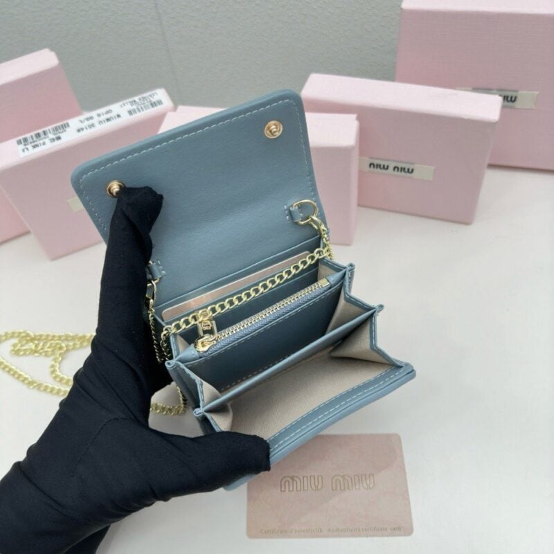 【AT2636】miumiuのカウンターで最新の人気アイテムが登場！クラシックなプレス加工とエンボス加工のデザインで、上質な輸入小羊革を使用しており、柔らかくて滑らかな素材感が特徴です。細部までこだわった丁寧な仕上げが魅力的です。
