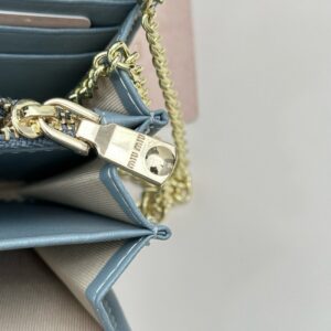 【AT2636】miumiuのカウンターで最新の人気アイテムが登場！クラシックなプレス加工とエンボス加工のデザインで、上質な輸入小羊革を使用しており、柔らかくて滑らかな素材感が特徴です。細部までこだわった丁寧な仕上げが魅力的です。