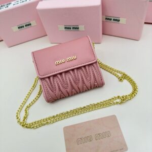 【AT2637】miumiuのカウンターで最新の人気商品！クラシックなエンボス加工デザインが登場しました。最高級の輸入羊革を使用しており、革は細かく柔らかく、手の込んだ仕事がされています。