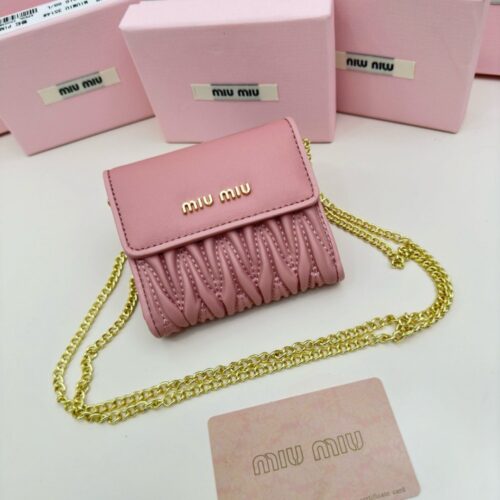 【AT2637】miumiuのカウンターで最新の人気商品！クラシックなエンボス加工デザインが登場しました。最高級の輸入羊革を使用しており、革は細かく柔らかく、手の込んだ仕事がされています。