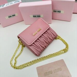 【AT2637】miumiuのカウンターで最新の人気商品！クラシックなエンボス加工デザインが登場しました。最高級の輸入羊革を使用しており、革は細かく柔らかく、手の込んだ仕事がされています。