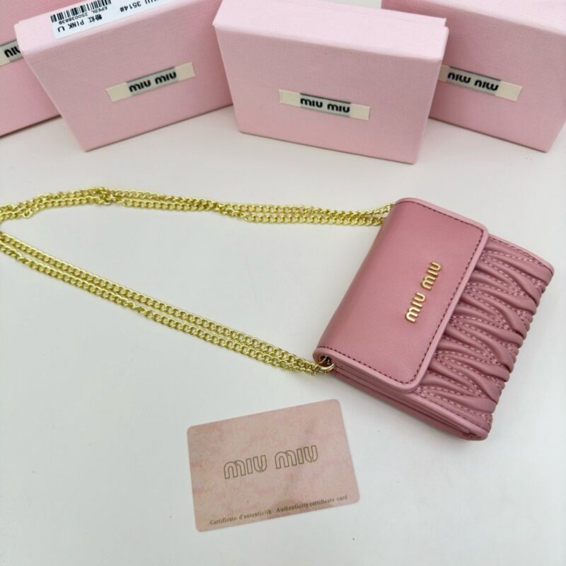 【AT2637】miumiuのカウンターで最新の人気商品！クラシックなエンボス加工デザインが登場しました。最高級の輸入羊革を使用しており、革は細かく柔らかく、手の込んだ仕事がされています。