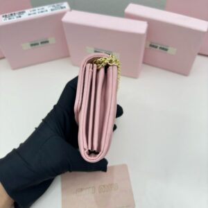 【AT2637】miumiuのカウンターで最新の人気商品！クラシックなエンボス加工デザインが登場しました。最高級の輸入羊革を使用しており、革は細かく柔らかく、手の込んだ仕事がされています。