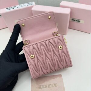 【AT2637】miumiuのカウンターで最新の人気商品！クラシックなエンボス加工デザインが登場しました。最高級の輸入羊革を使用しており、革は細かく柔らかく、手の込んだ仕事がされています。