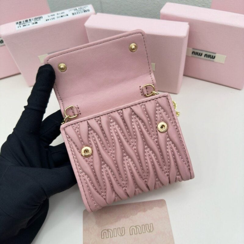 【AT2637】miumiuのカウンターで最新の人気商品！クラシックなエンボス加工デザインが登場しました。最高級の輸入羊革を使用しており、革は細かく柔らかく、手の込んだ仕事がされています。