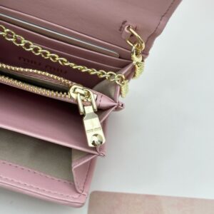 【AT2637】miumiuのカウンターで最新の人気商品！クラシックなエンボス加工デザインが登場しました。最高級の輸入羊革を使用しており、革は細かく柔らかく、手の込んだ仕事がされています。