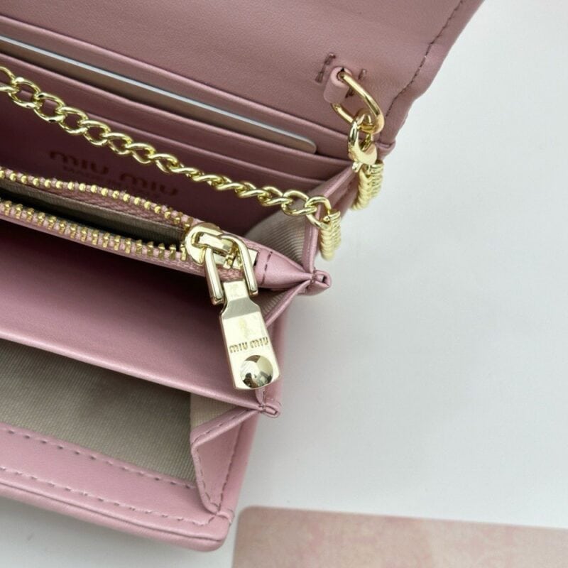 【AT2637】miumiuのカウンターで最新の人気商品！クラシックなエンボス加工デザインが登場しました。最高級の輸入羊革を使用しており、革は細かく柔らかく、手の込んだ仕事がされています。