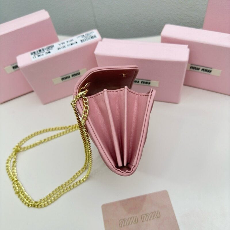 【AT2637】miumiuのカウンターで最新の人気商品！クラシックなエンボス加工デザインが登場しました。最高級の輸入羊革を使用しており、革は細かく柔らかく、手の込んだ仕事がされています。