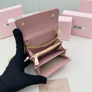 【AT2637】miumiuのカウンターで最新の人気商品！クラシックなエンボス加工デザインが登場しました。最高級の輸入羊革を使用しており、革は細かく柔らかく、手の込んだ仕事がされています。