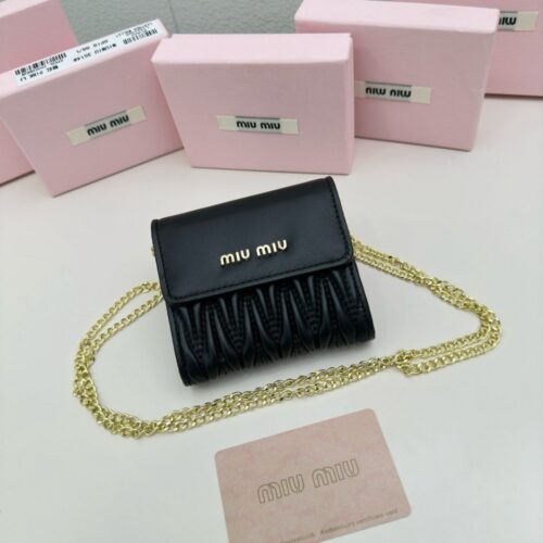 【AT2638】miumiuブティックの最新コレクション！ブティックの人気商品が登場しました。クラシックな立体模様のデザインで、高級輸入子羊革を使用しています。革質は細やかで柔らかく、手作りが丁寧です。