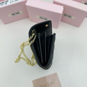 【AT2638】miumiuブティックの最新コレクション！ブティックの人気商品が登場しました。クラシックな立体模様のデザインで、高級輸入子羊革を使用しています。革質は細やかで柔らかく、手作りが丁寧です。