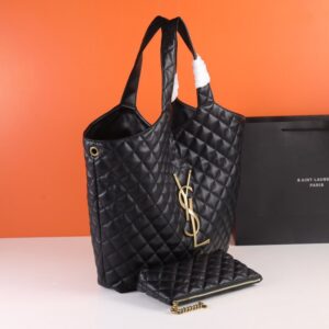 【AT2641】YSLが今シーズン新しく発表したICAREというバッグは「人生のすべてを収納できる」と称されています。