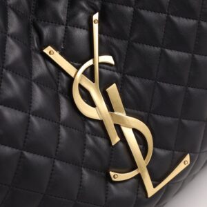 【AT2641】YSLが今シーズン新しく発表したICAREというバッグは「人生のすべてを収納できる」と称されています。