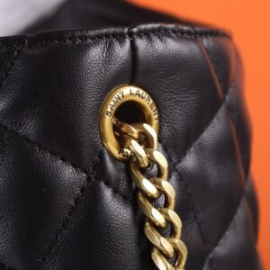 【AT2641】YSLが今シーズン新しく発表したICAREというバッグは「人生のすべてを収納できる」と称されています。