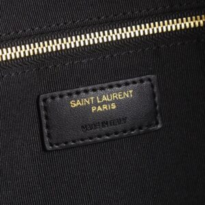 【AT2641】YSLが今シーズン新しく発表したICAREというバッグは「人生のすべてを収納できる」と称されています。