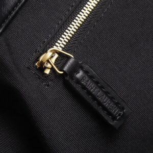 【AT2641】YSLが今シーズン新しく発表したICAREというバッグは「人生のすべてを収納できる」と称されています。