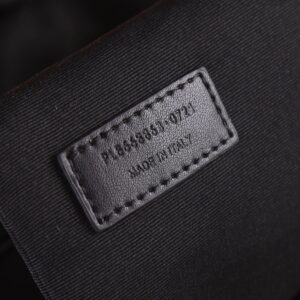 【AT2641】YSLが今シーズン新しく発表したICAREというバッグは「人生のすべてを収納できる」と称されています。
