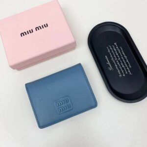 【AT2650】Miu Miu ミュウミュウの最新コレクションが登場！上質な牛革を使用し、精巧な仕上げで、専門店にも勝るとも劣らないクオリティ！機能性抜群の小さな財布は、超精巧でおしゃれ！