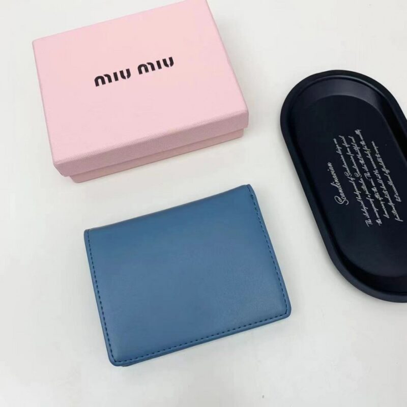 【AT2650】Miu Miu ミュウミュウの最新コレクションが登場！上質な牛革を使用し、精巧な仕上げで、専門店にも勝るとも劣らないクオリティ！機能性抜群の小さな財布は、超精巧でおしゃれ！