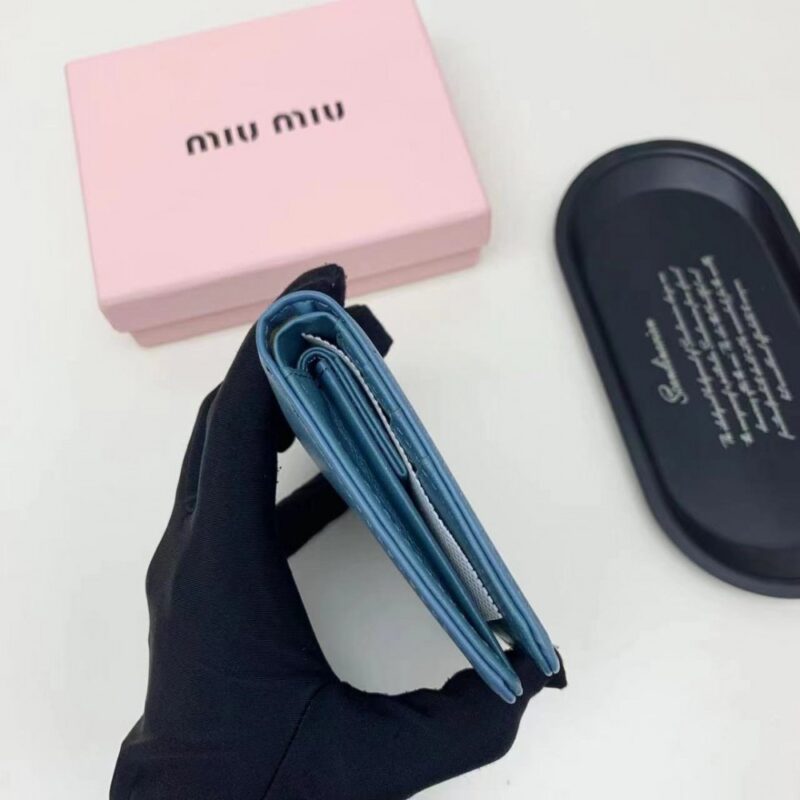 【AT2650】Miu Miu ミュウミュウの最新コレクションが登場！上質な牛革を使用し、精巧な仕上げで、専門店にも勝るとも劣らないクオリティ！機能性抜群の小さな財布は、超精巧でおしゃれ！
