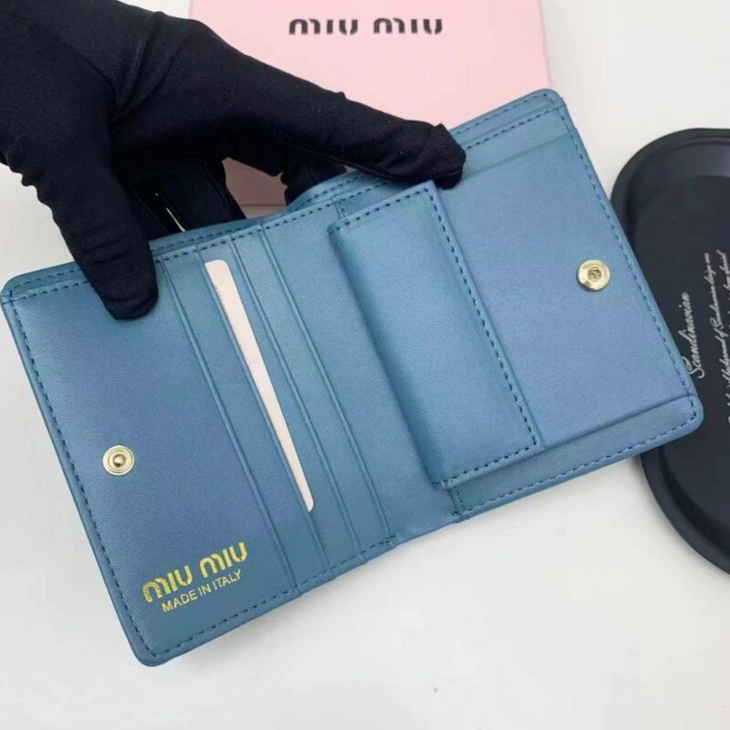 【AT2650】Miu Miu ミュウミュウの最新コレクションが登場！上質な牛革を使用し、精巧な仕上げで、専門店にも勝るとも劣らないクオリティ！機能性抜群の小さな財布は、超精巧でおしゃれ！