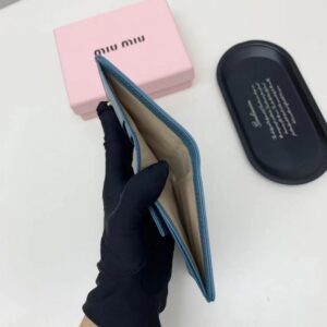 【AT2650】Miu Miu ミュウミュウの最新コレクションが登場！上質な牛革を使用し、精巧な仕上げで、専門店にも勝るとも劣らないクオリティ！機能性抜群の小さな財布は、超精巧でおしゃれ！