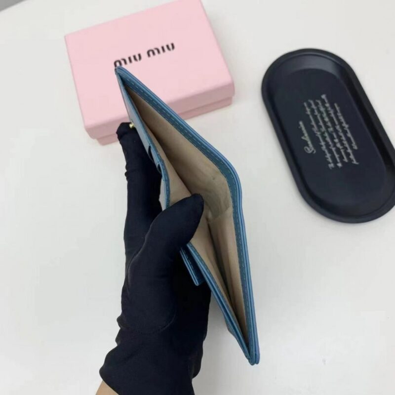 【AT2650】Miu Miu ミュウミュウの最新コレクションが登場！上質な牛革を使用し、精巧な仕上げで、専門店にも勝るとも劣らないクオリティ！機能性抜群の小さな財布は、超精巧でおしゃれ！
