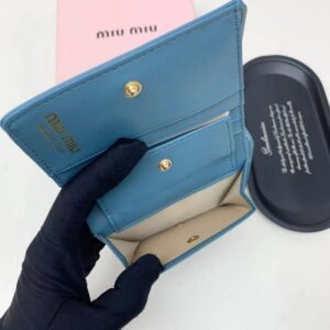 【AT2650】Miu Miu ミュウミュウの最新コレクションが登場！上質な牛革を使用し、精巧な仕上げで、専門店にも勝るとも劣らないクオリティ！機能性抜群の小さな財布は、超精巧でおしゃれ！