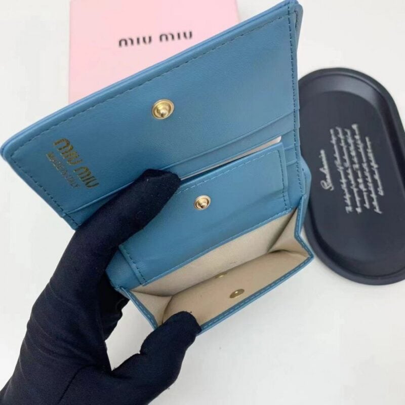 【AT2650】Miu Miu ミュウミュウの最新コレクションが登場！上質な牛革を使用し、精巧な仕上げで、専門店にも勝るとも劣らないクオリティ！機能性抜群の小さな財布は、超精巧でおしゃれ！
