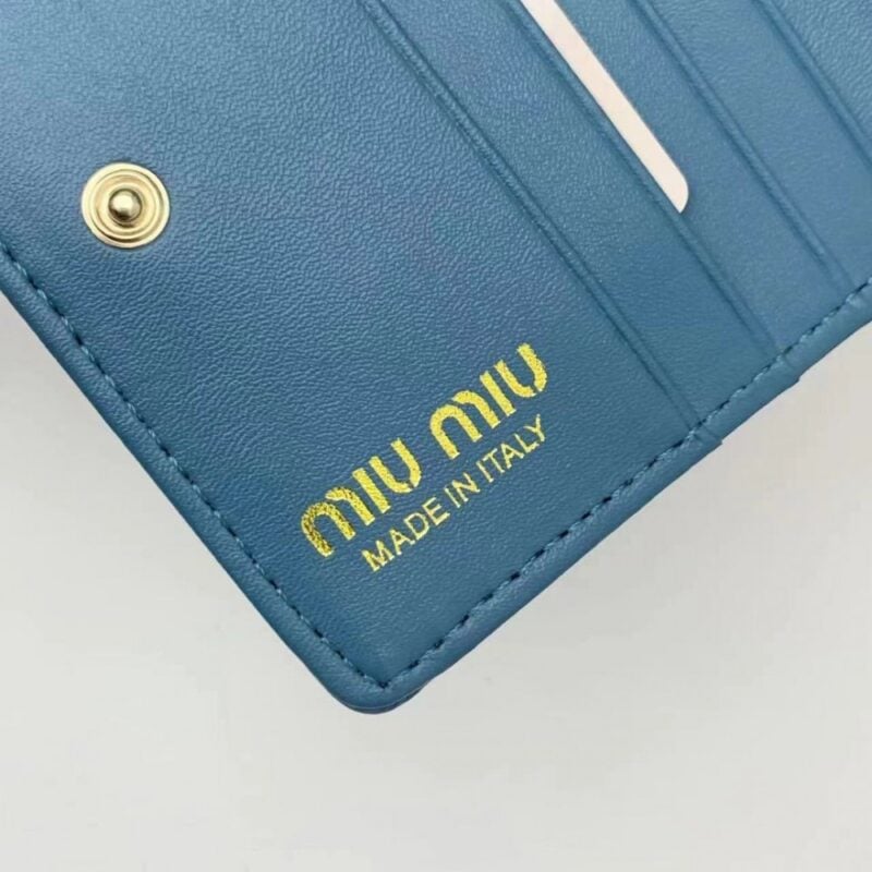 【AT2650】Miu Miu ミュウミュウの最新コレクションが登場！上質な牛革を使用し、精巧な仕上げで、専門店にも勝るとも劣らないクオリティ！機能性抜群の小さな財布は、超精巧でおしゃれ！