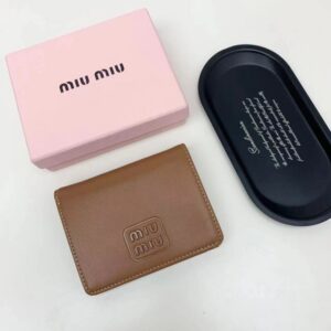 【AT2651】miumiuの最新コレクションが登場しました！上質な牛革を使用し、精巧な仕上げとなっており、店頭品と遜色のない仕上がりです！機能性抜群の小さい財布は、超精巧でおしゃれ！