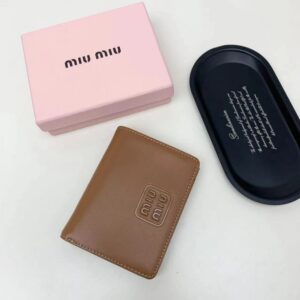 【AT2651】miumiuの最新コレクションが登場しました！上質な牛革を使用し、精巧な仕上げとなっており、店頭品と遜色のない仕上がりです！機能性抜群の小さい財布は、超精巧でおしゃれ！