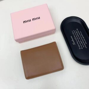 【AT2651】miumiuの最新コレクションが登場しました！上質な牛革を使用し、精巧な仕上げとなっており、店頭品と遜色のない仕上がりです！機能性抜群の小さい財布は、超精巧でおしゃれ！