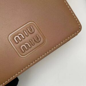 【AT2651】miumiuの最新コレクションが登場しました！上質な牛革を使用し、精巧な仕上げとなっており、店頭品と遜色のない仕上がりです！機能性抜群の小さい財布は、超精巧でおしゃれ！