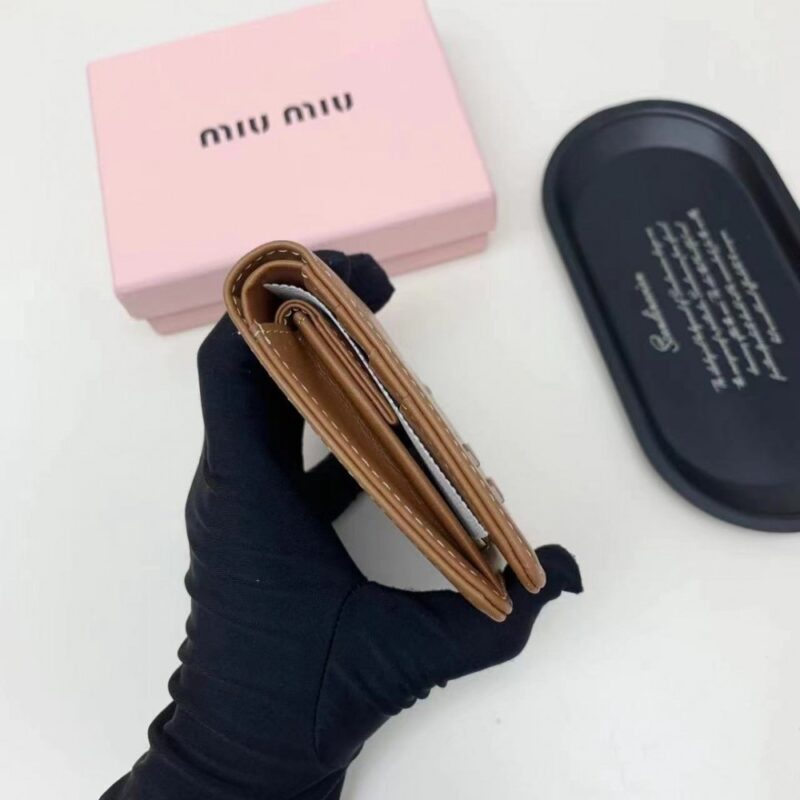 【AT2651】miumiuの最新コレクションが登場しました！上質な牛革を使用し、精巧な仕上げとなっており、店頭品と遜色のない仕上がりです！機能性抜群の小さい財布は、超精巧でおしゃれ！