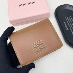 【AT2651】miumiuの最新コレクションが登場しました！上質な牛革を使用し、精巧な仕上げとなっており、店頭品と遜色のない仕上がりです！機能性抜群の小さい財布は、超精巧でおしゃれ！