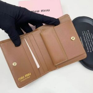 【AT2651】miumiuの最新コレクションが登場しました！上質な牛革を使用し、精巧な仕上げとなっており、店頭品と遜色のない仕上がりです！機能性抜群の小さい財布は、超精巧でおしゃれ！