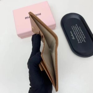 【AT2651】miumiuの最新コレクションが登場しました！上質な牛革を使用し、精巧な仕上げとなっており、店頭品と遜色のない仕上がりです！機能性抜群の小さい財布は、超精巧でおしゃれ！