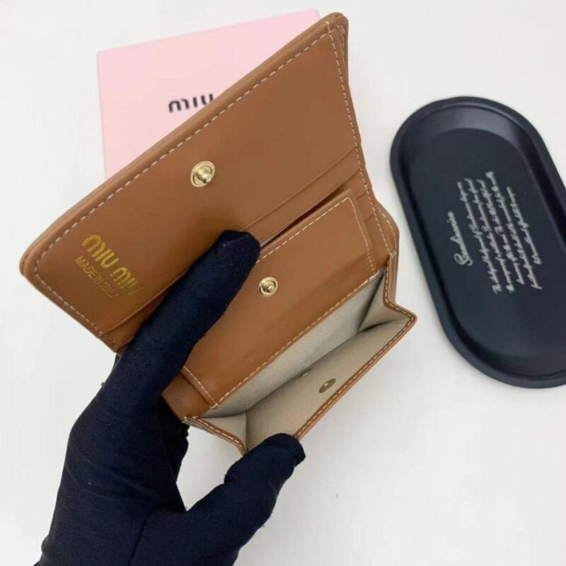 【AT2651】miumiuの最新コレクションが登場しました！上質な牛革を使用し、精巧な仕上げとなっており、店頭品と遜色のない仕上がりです！機能性抜群の小さい財布は、超精巧でおしゃれ！