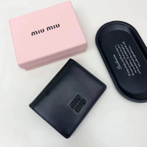 【AT2652】miumiuの最新コレクションが熱い登場！上質な牛革を使用し、繊細な仕上げが施された、お店と同様の品質！多機能な小さな財布で、超繊細でおしゃれ！