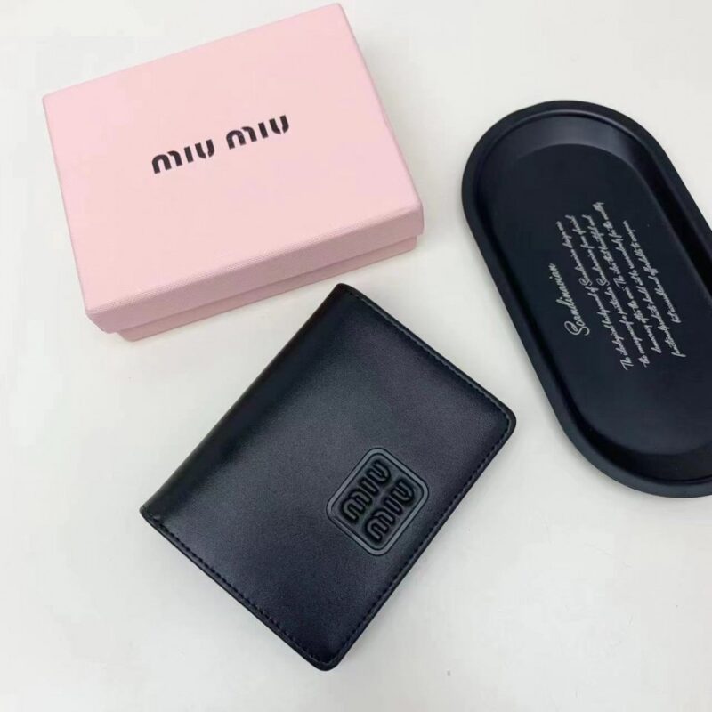 【AT2652】miumiuの最新コレクションが熱い登場！上質な牛革を使用し、繊細な仕上げが施された、お店と同様の品質！多機能な小さな財布で、超繊細でおしゃれ！
