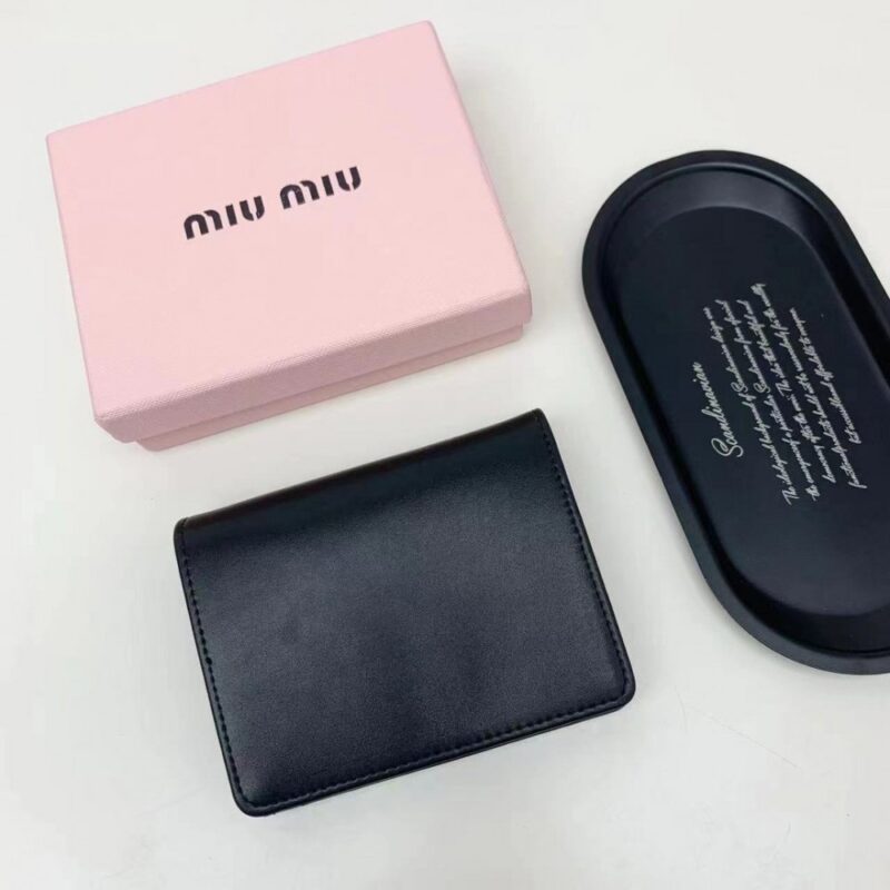 【AT2652】miumiuの最新コレクションが熱い登場！上質な牛革を使用し、繊細な仕上げが施された、お店と同様の品質！多機能な小さな財布で、超繊細でおしゃれ！