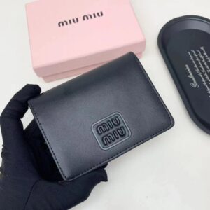 【AT2652】miumiuの最新コレクションが熱い登場！上質な牛革を使用し、繊細な仕上げが施された、お店と同様の品質！多機能な小さな財布で、超繊細でおしゃれ！