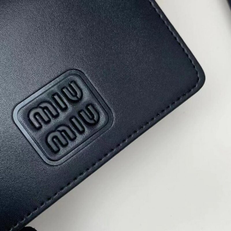 【AT2652】miumiuの最新コレクションが熱い登場！上質な牛革を使用し、繊細な仕上げが施された、お店と同様の品質！多機能な小さな財布で、超繊細でおしゃれ！