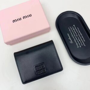 【AT2652】miumiuの最新コレクションが熱い登場！上質な牛革を使用し、繊細な仕上げが施された、お店と同様の品質！多機能な小さな財布で、超繊細でおしゃれ！